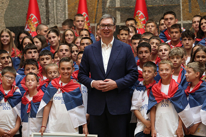 Aleksandar Vučić sa mladim sportistima u Palati Srbija